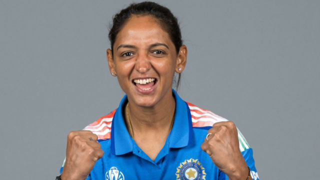 Harmanpreet Kaur Certamente sobre o Grupo India, indo para a direita em uma ocasião enorme 

