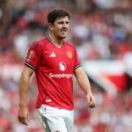 Benjamin Sesko fugindo da câmera em Manchester United Jersey.