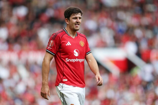 Benjamin Sesko fugindo da câmera em Manchester United Jersey.