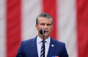 Hegseth afirma que os soldados do joelho feridos certamente manterão suas medalhas de honra Yahoo news home