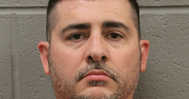 O Departamento de Polícia de Houston divulgou uma foto de reserva de Gonzalo Leon Jr., 42, que é acusado de assassinato em conexão com o tiroteio fatal de um garoto de 11 anos em 30 de agosto.