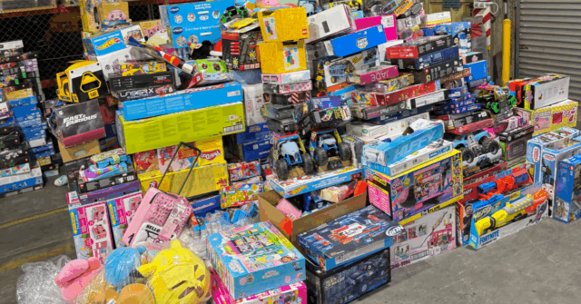Várias caixas de brinquedos roubados, inclluendo Lego, apreendidos em uma casa de Adelaide.