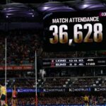 Brisbane, Austrália - 13 de setembro: A participação é vista na tela grande durante a segunda partida semi -final da AFL entre o Brisbane Lions e o Gold Coast Suns, no Gabba, em 13 de setembro de 2025 em Brisbane, Austrália. (Foto de Michael Willson/AFL Fotos via Getty Images)