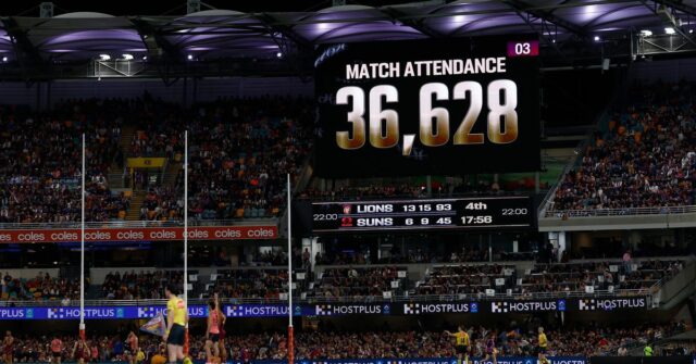 Brisbane, Austrália - 13 de setembro: A participação é vista na tela grande durante a segunda partida semi -final da AFL entre o Brisbane Lions e o Gold Coast Suns, no Gabba, em 13 de setembro de 2025 em Brisbane, Austrália. (Foto de Michael Willson/AFL Fotos via Getty Images)