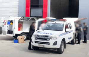 Homem acusado de links para a fiança negada de Brisbane ‘Super Cade Deane Fara foi presa no Aeroporto Internacional de Brisbane em 6 de junho de 2023, depois que a polícia de Queensland invadiu um armazém no subúrbio vizinho de Pinkenba.