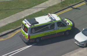 Homem baleado pela polícia na casa suburbana acusada de assassinato, incêndio criminoso Homem baleado pela polícia na casa suburbana acusada de assassinato, incêndio criminoso