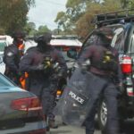 A polícia invadiu uma unidade e prendeu um homem após uma hora de negociações após uma facada no oeste de Sydney.