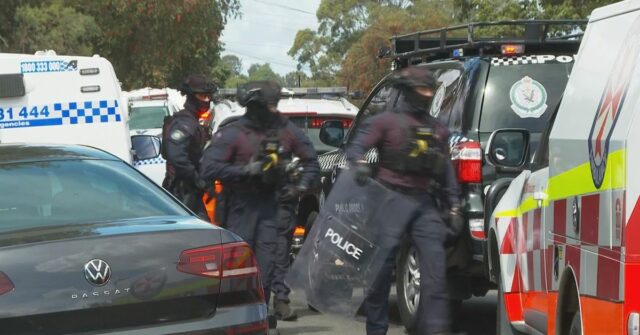 A polícia invadiu uma unidade e prendeu um homem após uma hora de negociações após uma facada no oeste de Sydney.