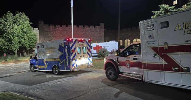 As ambulâncias estão estacionadas do lado de fora de um hotel que atua como um centro de reunificação depois de um tiroteio em um clube de campo em Nashua, New Hampshire.