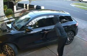 Homens com capuz tentam roubar carro da entrada de automóveis com dois adultos e criança dentro Jacking de carro de Ashburton