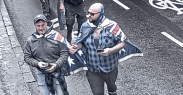 Homens procurados depois que o policial bateu com a garrafa em Melbourne Protest

