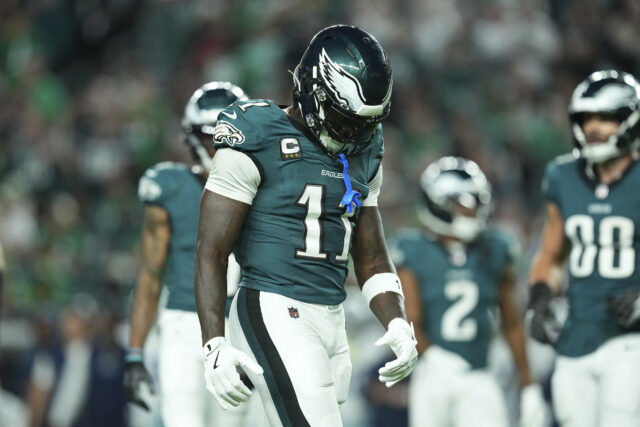 Host Diminua o tackle vibrante Eagles 'AJ Brown 

