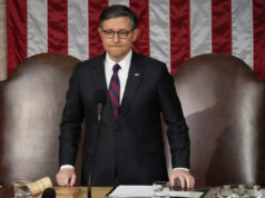 House entra em erupção após o orador do Partido Republicano solicita oração para Charlie Kirk Charlie Kirk entrega chapéus antes de falar na Universidade de Utah Valley, em Orem, Utah, quarta -feira, 10 de setembro de 2025. (Tess Crowley/The Deseret News via AP)