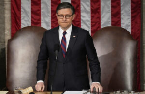 House entra em erupção após o orador do Partido Republicano solicita oração para Charlie Kirk Charlie Kirk entrega chapéus antes de falar na Universidade de Utah Valley, em Orem, Utah, quarta -feira, 10 de setembro de 2025. (Tess Crowley/The Deseret News via AP)