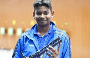 ISS Junior Globe Caneca: Jovem Jonathan Swipes Spotlight With Gold, Rashmika Casos Silver ISS Junior Globe Caneca: Jovem Jonathan Swipes Spotlight With Gold, Rashmika Casos Silver