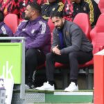 Tom Heaton, Senne Lammens, do Manchester United, aquece antes da partida da Premier League entre o Manchester United e o Chelsea em Old Trafford em 20 de setembro de 2025