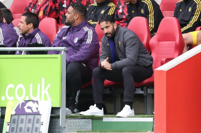 Tom Heaton, Senne Lammens, do Manchester United, aquece antes da partida da Premier League entre o Manchester United e o Chelsea em Old Trafford em 20 de setembro de 2025