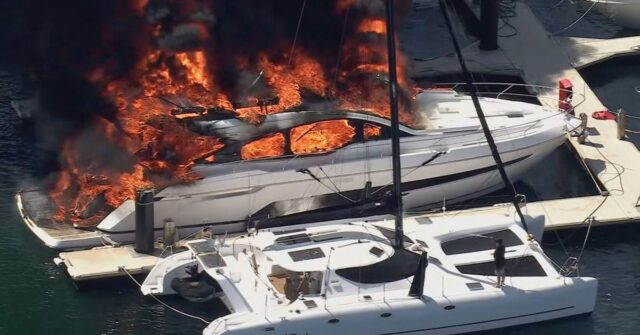 Um iate de luxo com um preço nos multimilões foi destruído por um inferno furioso.
