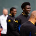 Jayden Ngwashi durante o treinamento do Manchester United na primeira equipe.