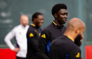 Imagens: Guy Utd WonderKid visto no treinamento da primeira equipe pela primeira vez, ele é apenas um dos ideais da academia Jayden Ngwashi durante o treinamento do Manchester United na primeira equipe.