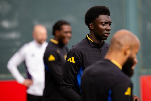 Jayden Ngwashi durante o treinamento do Manchester United na primeira equipe.