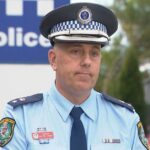 Superintendente interino Hunter Valley Distrito Policial Justin Cornes em uma conferência de imprensa