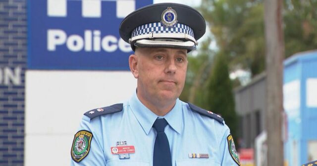 Superintendente interino Hunter Valley Distrito Policial Justin Cornes em uma conferência de imprensa