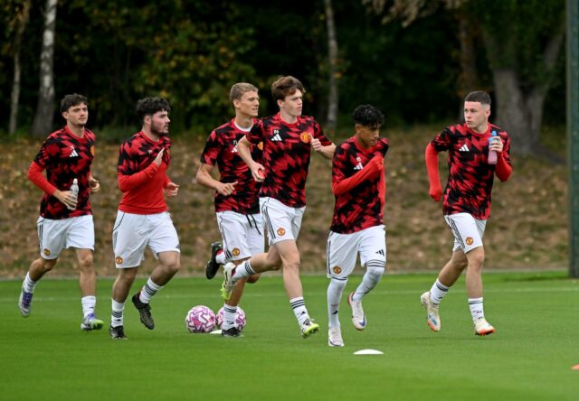 O gerente do Manchester United, Ruben Amorim, relata a linha de toque durante a partida da Premier League entre o Manchester United e Burnley em Old Trafford em 2025 em Manchester, Inglaterra.