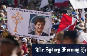 ‘Influencer de Deus’: Tech Whiz, 15, se torna o primeiro santo milenar A família de Carlo Acutis comparece à massa de canonização comemorada pelo papa Leo XIV, à esquerda.