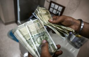 Inúmeros documentos de transferência de instituição financeira indiana descobertas online An employee counts 500 rupee banknotes at a currency exchange in New Delhi, India, on Saturday, Aug. 30, 2025. The Indian rupee slumped to a record low versus the dollar on concern that 50% US tariffs will hurt the country's economic growth and corporate earnings.