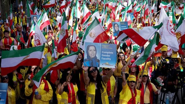 Iranianos-americanos e dissidentes se uniram a 'agentes de regime assassino' quando o presidente do Irã se dirigiu a Unga

