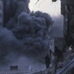 Os palestinos se escondem durante uma greve israelense em um prédio na cidade de Gaza, domingo, 7 de setembro de 2025, depois que o Exército de Israel emitiu um aviso prévio.