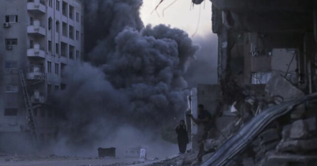 Os palestinos se escondem durante uma greve israelense em um prédio na cidade de Gaza, domingo, 7 de setembro de 2025, depois que o Exército de Israel emitiu um aviso prévio. 