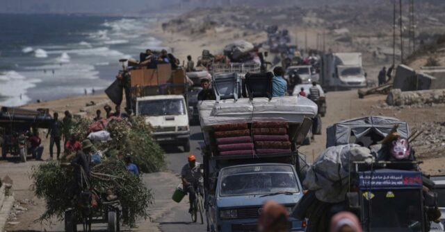 Os palestinos deslocados que fogem de Gaza do norte carregam seus pertences ao longo da estrada costeira em direção ao sul de Gaza, terça -feira, 9 de setembro de 2025, depois que o Exército israelense emitiu ordens de evacuação da cidade de Gaza. (AP Photo/Jehad Alshrafi)