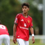JJ Gabriel, do Manchester United, comemora depois de marcar hat-trick.