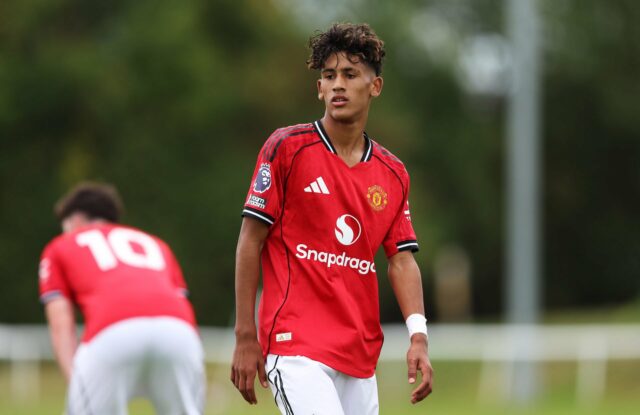 JJ Gabriel, do Manchester United, comemora depois de marcar hat-trick.