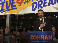 Mamdani vence em Nova York, derrotando o desgraçado e o cara da boina O senador Bernie Sanders, I-Vt., Candidato a prefeito de Nova York Zohran Mamdani, procurador-geral de Nova York Laetitia James e governador de Nova York Kathy Hochul March na Parada Anual do Trabalho no sábado, 6 de setembro de 2025, em Nova York. (AP Photo/Olga Fedorova)