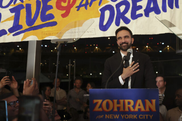 O senador Bernie Sanders, I-Vt., Candidato a prefeito de Nova York Zohran Mamdani, procurador-geral de Nova York Laetitia James e governador de Nova York Kathy Hochul March na Parada Anual do Trabalho no sábado, 6 de setembro de 2025, em Nova York. (AP Photo/Olga Fedorova)