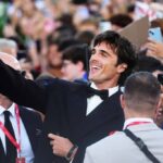 Jacob Elordi parece entrar em troca acalorada com o oficial de veneza do festival de cinema