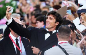 Jacob Elordi parece entrar em troca acalorada com o oficial de veneza do festival de cinema Jacob Elordi parece entrar em troca acalorada com o oficial de veneza do festival de cinema