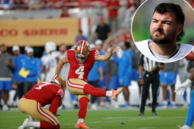 Jake Moody olha durante o jogo da NFL 2025 entre o San Francisco 49ers e o Seattle Seahawks no Lumen Field em 7 de setembro de 2025 em Seattle, Washington. 