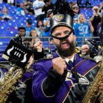 Recurso Jason Kelce explica a camiseta estranha que ele estava vestindo sob o terno na segunda -feira à noite contagem regressiva