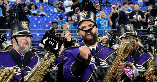 Recurso Jason Kelce explica a camiseta estranha que ele estava vestindo sob o terno na segunda -feira à noite contagem regressiva