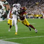 Jogador ferido em Green Bay Packers falando com um treinador.