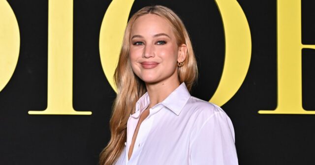 Jennifer Lawrence trocou os tênis por esses apartamentos confortáveis ​​de outono- a aparência de US $ 16 

