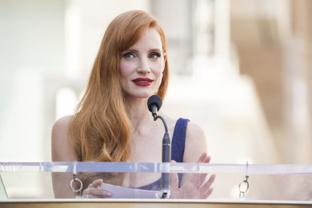 Arquivo - O presidente Donald Trump é acompanhado no palco com o fundador do Turning Point USA, Charlie Kirk, quando ele termina de falar no Marriott Marquis em Washington, 23 de julho de 2019. (AP Photo/Andrew Harnik, arquivo)