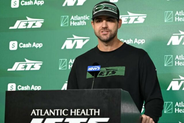 O coordenador ofensivo dos Jets, Tanner Engstra, fala com os repórteres antes da prática dos Jets em 11 de setembro de 2025.