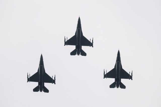 Jets concorrentes interceptam avião não autorizado viajando sobre Trump 

