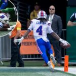 James Cook obtém um touchdown durante o jogo Bills-Jets em 14 de setembro de 2025.