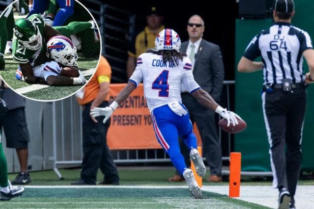 James Cook obtém um touchdown durante o jogo Bills-Jets em 14 de setembro de 2025.